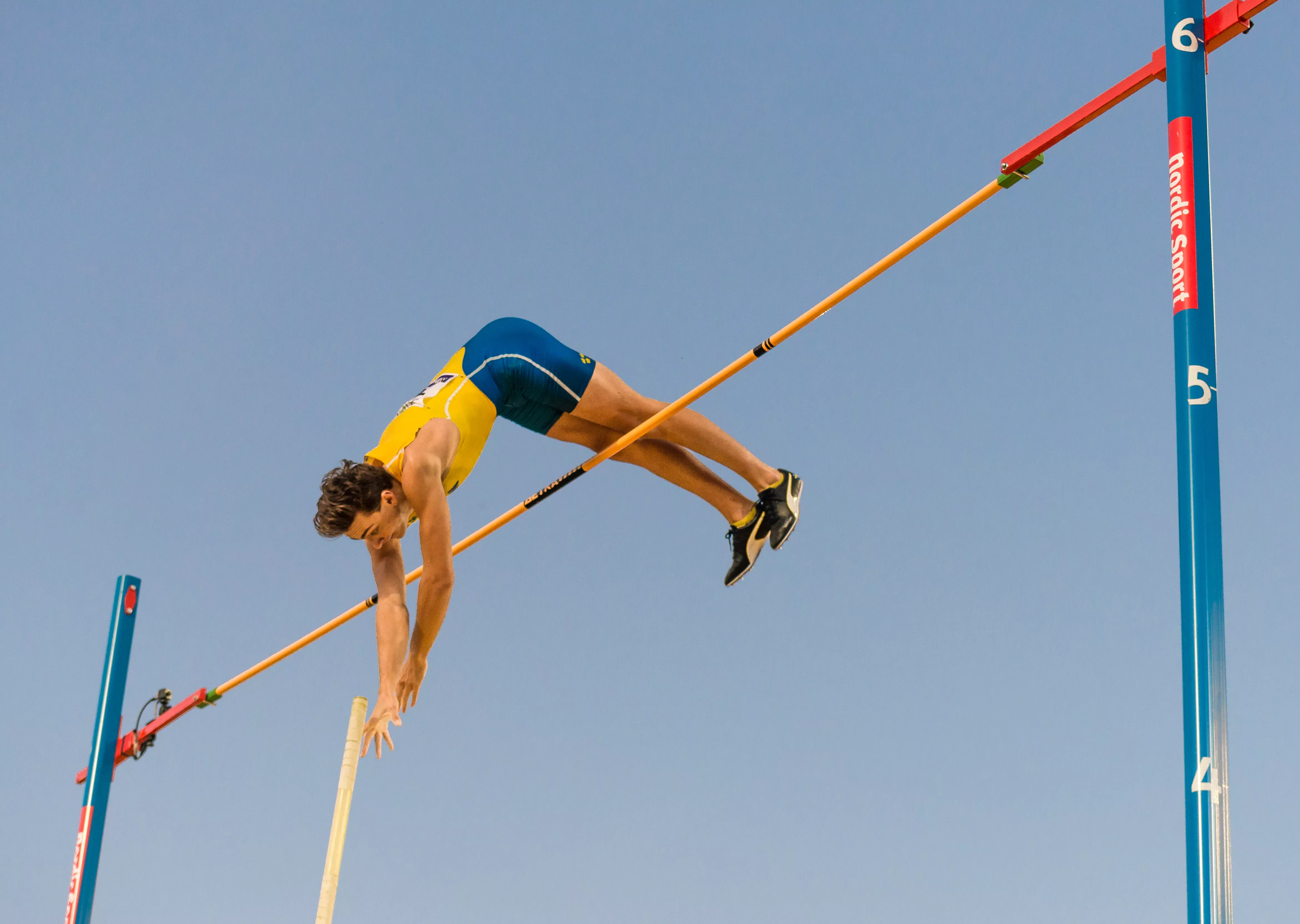 Verdensmester i stangspring satser på popmusikken – udgiver ny single