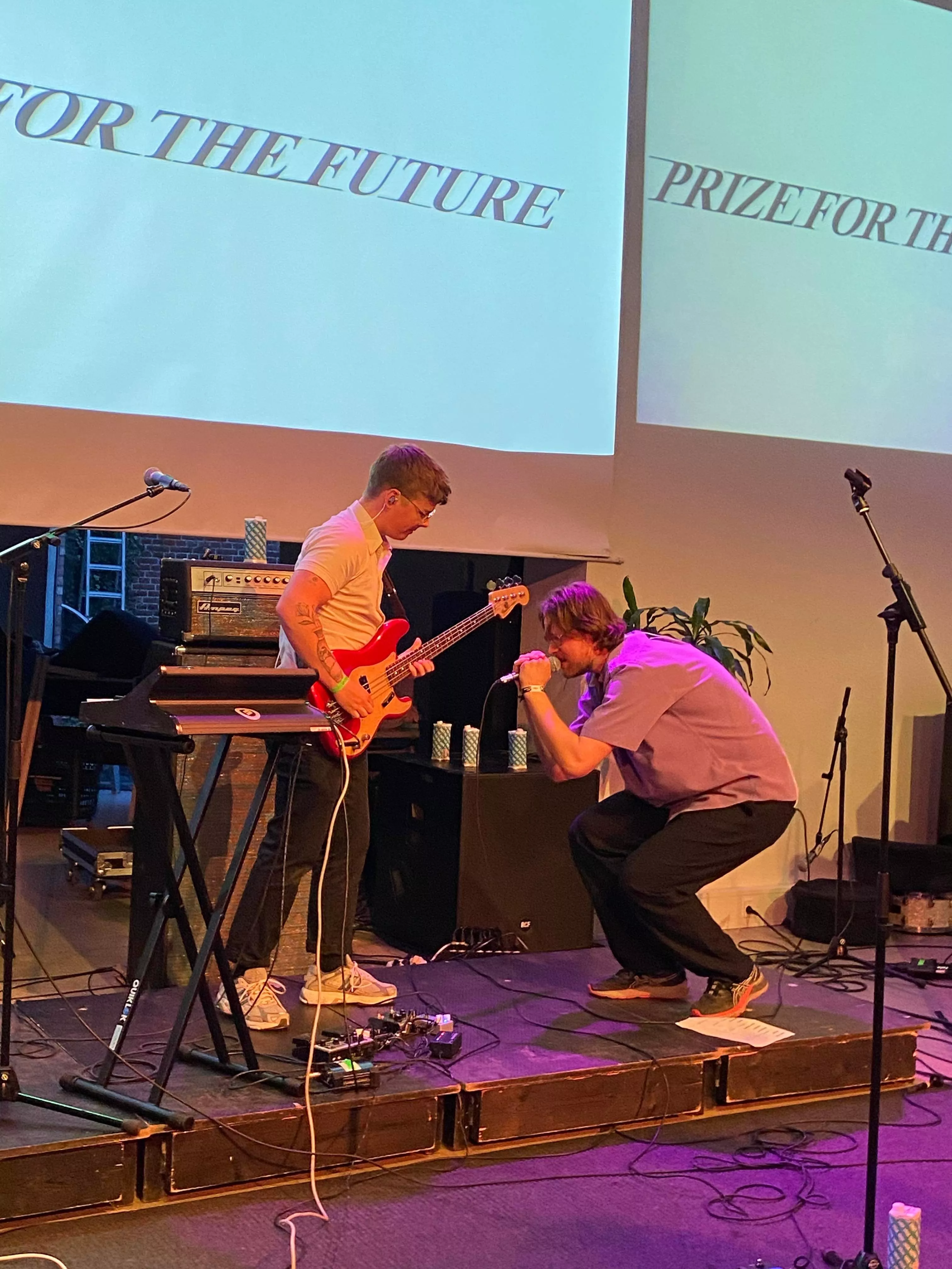 ANMELDELSE: Elektropopduo overrasker til glimrende debut