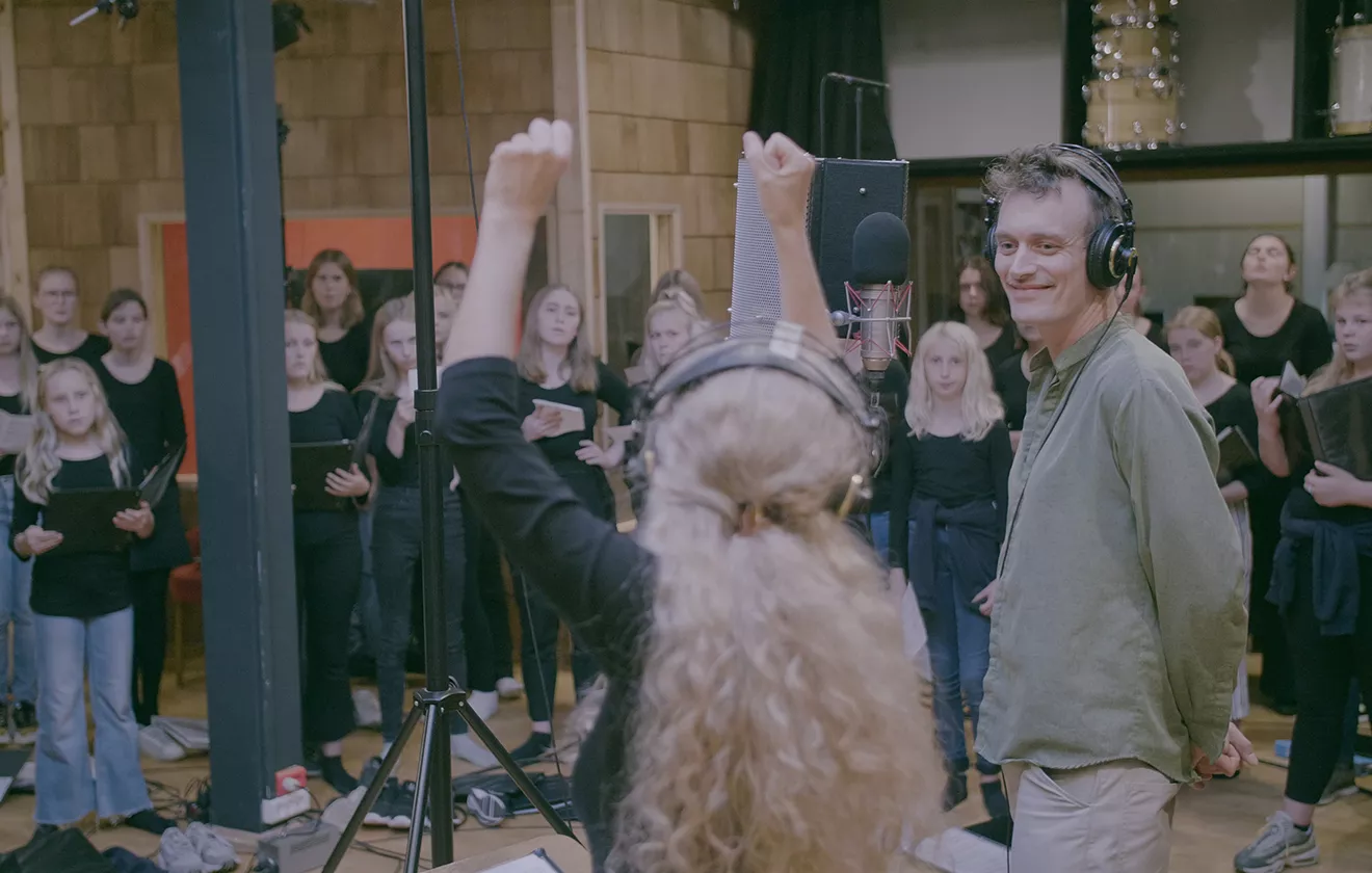 Efterklang og Sønderjysk Pigekor samarbejder og drager på turné