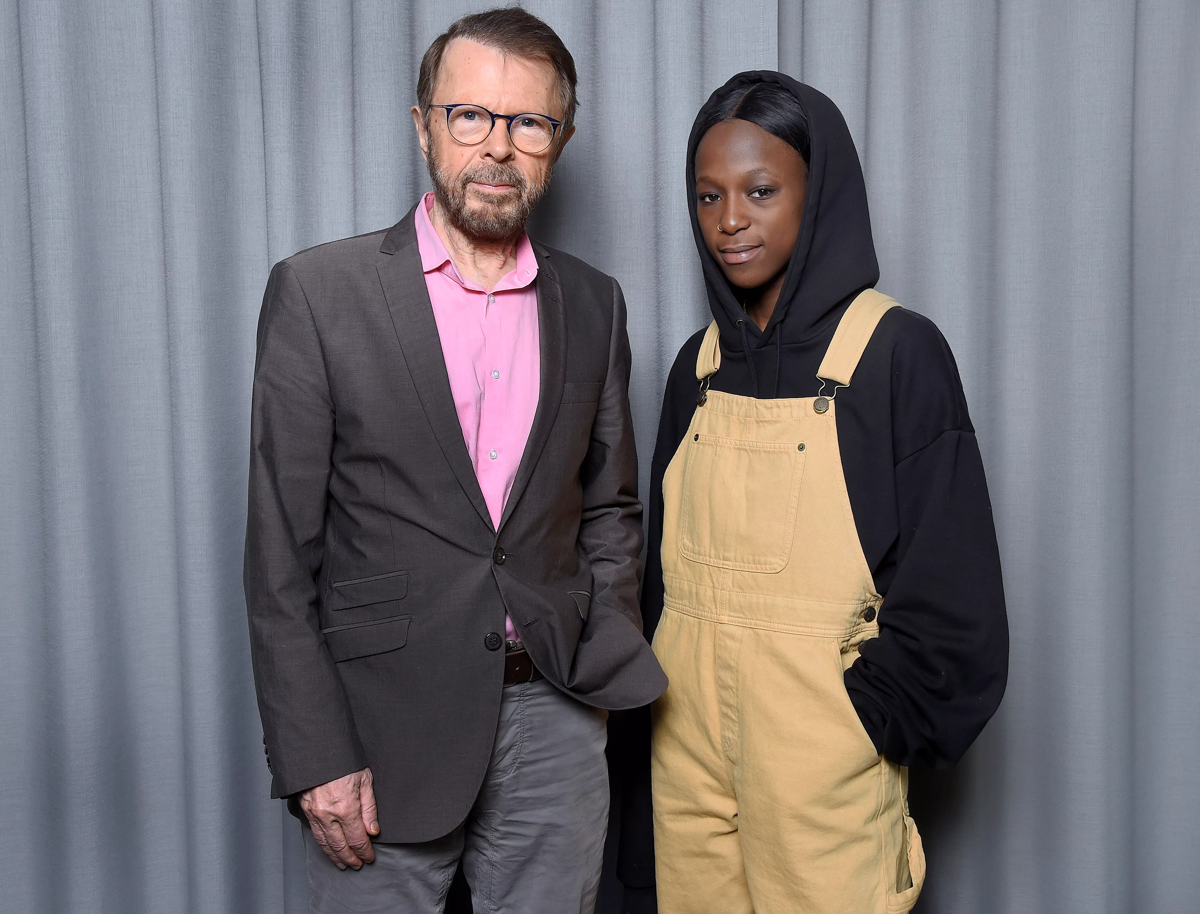 Vil møte artistkolleger til samtale