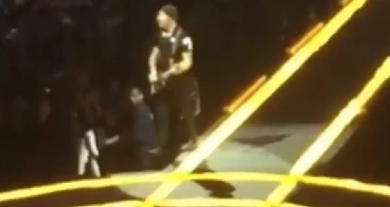 Se U2-Edges märkliga fall från scenen