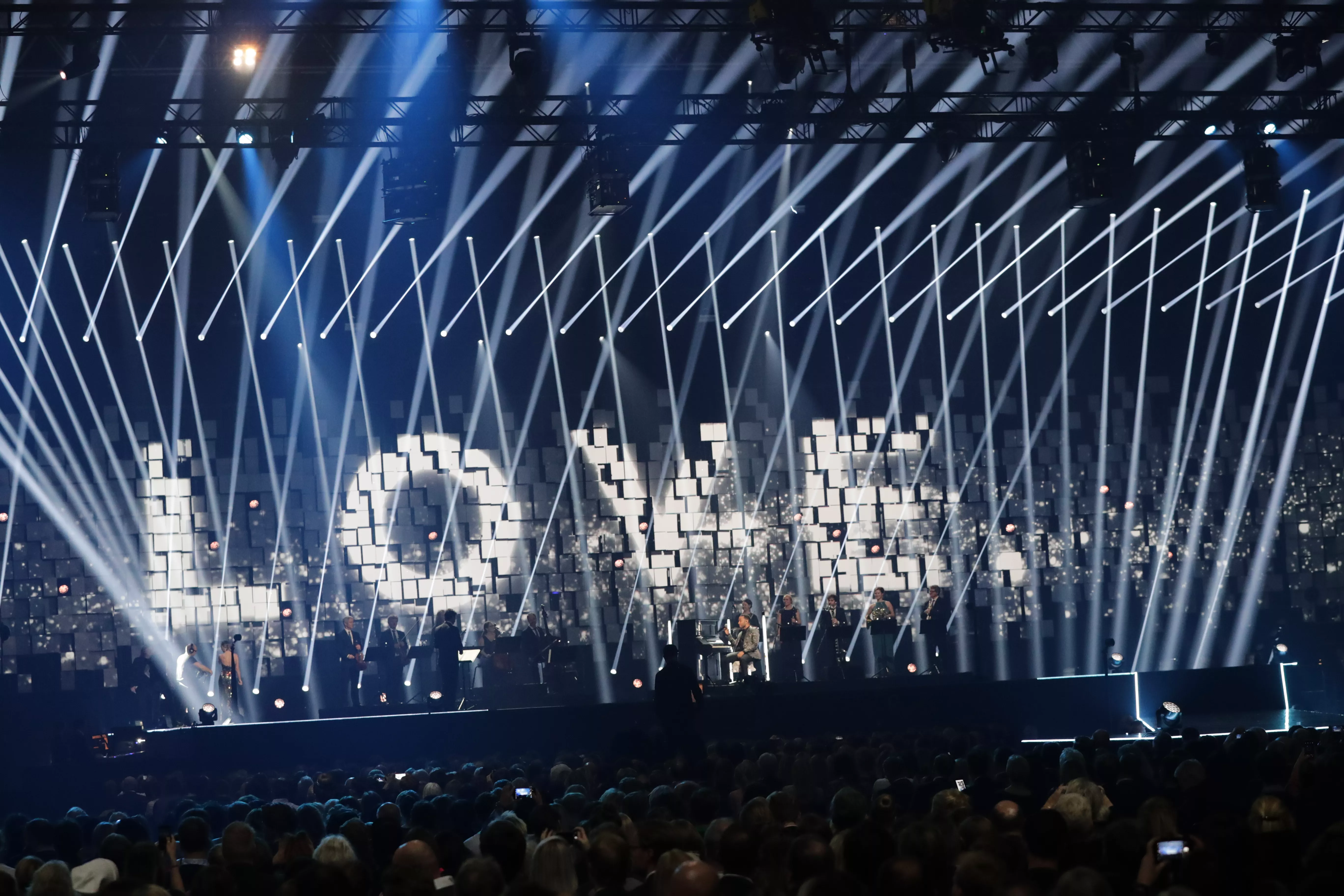 Adam Douglas steppet inn i siste liten til Nobelkonserten