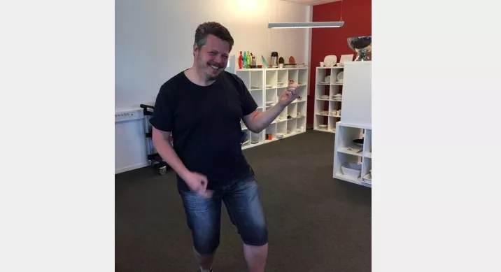 Den här snubben säljer sin exklusiva luftgitarr