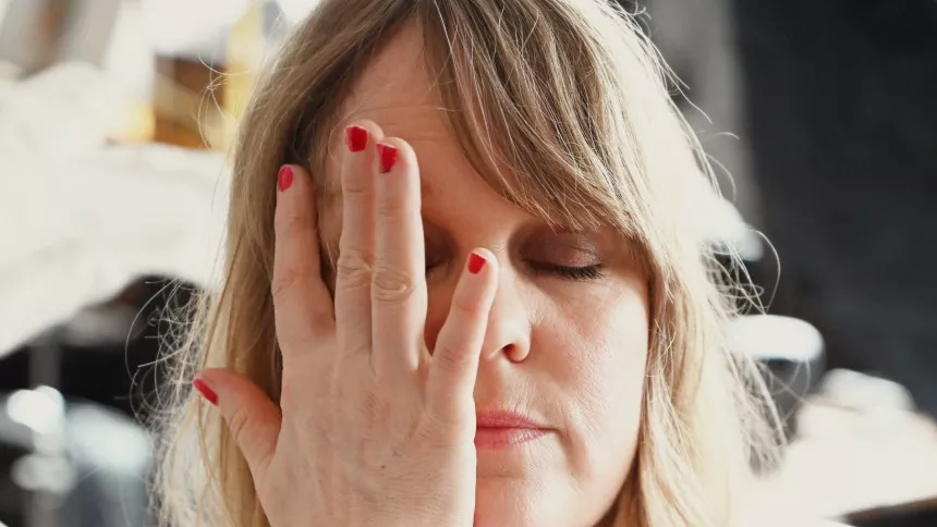 PREMIERE: Jomi udgiver stærk video til samtykkesangen "JaNejMåske"