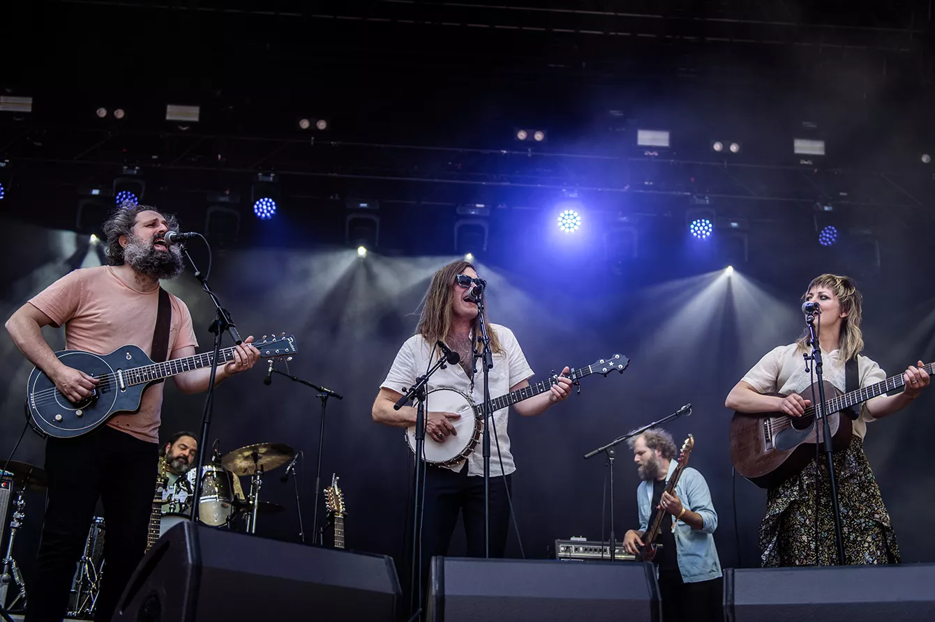 Folk-supergruppen ramte den helt rette stemning under trætoppene i Søndermarken