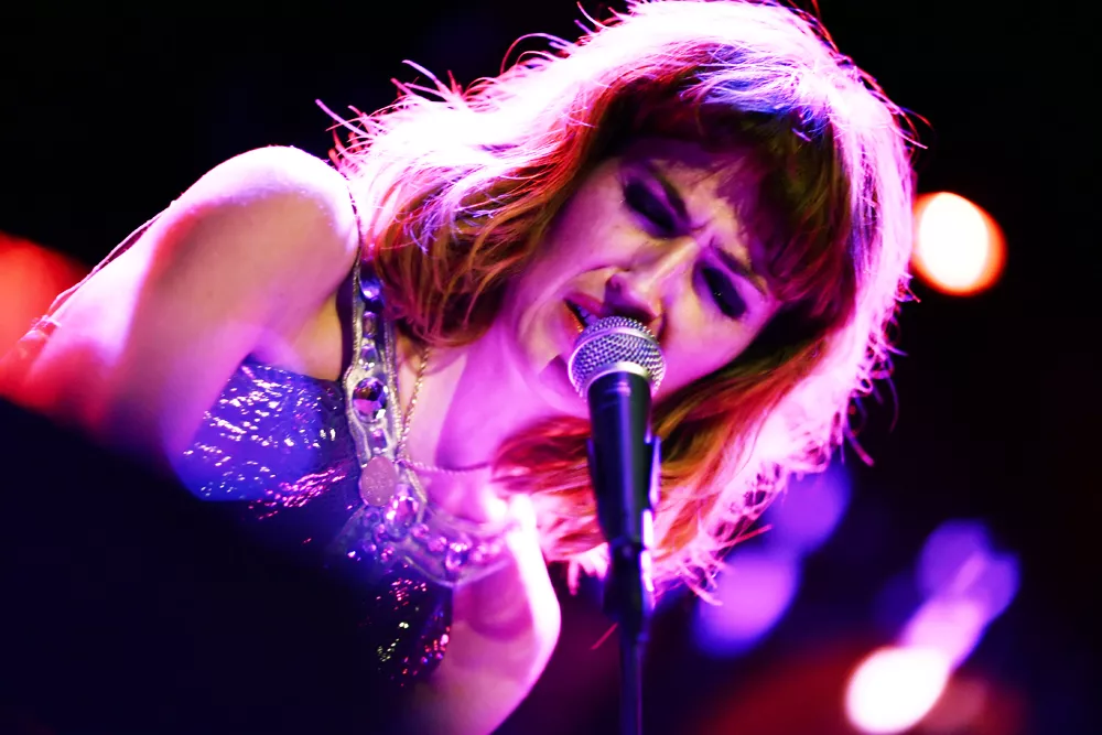  Joan As Police Woman - Man må gerne besvime til mine koncerter