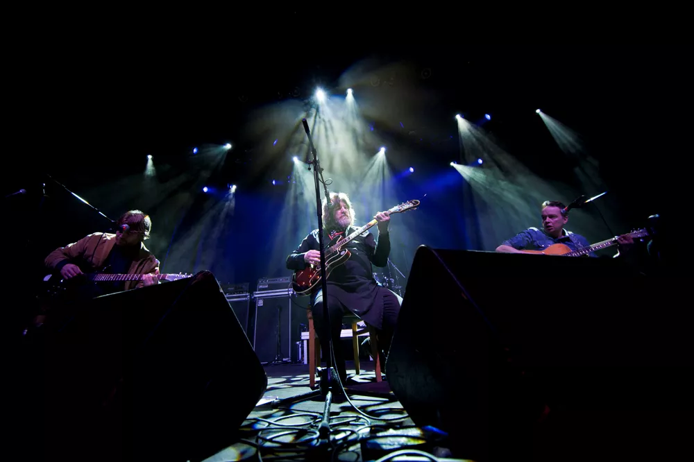 Den här rockstjärnan blir berättarröst i julkalendern