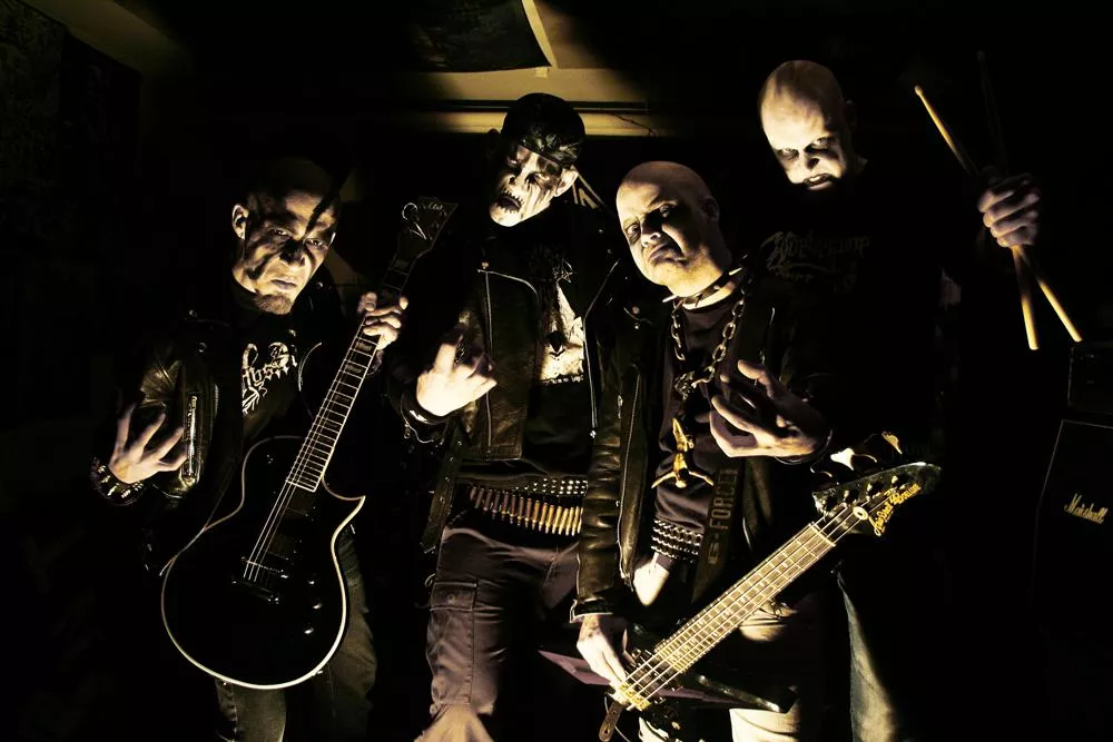 Horned Almighty signer i England