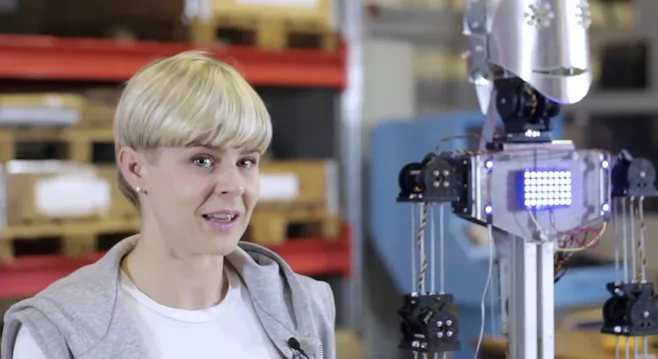 Se när Robyn möter sin robot