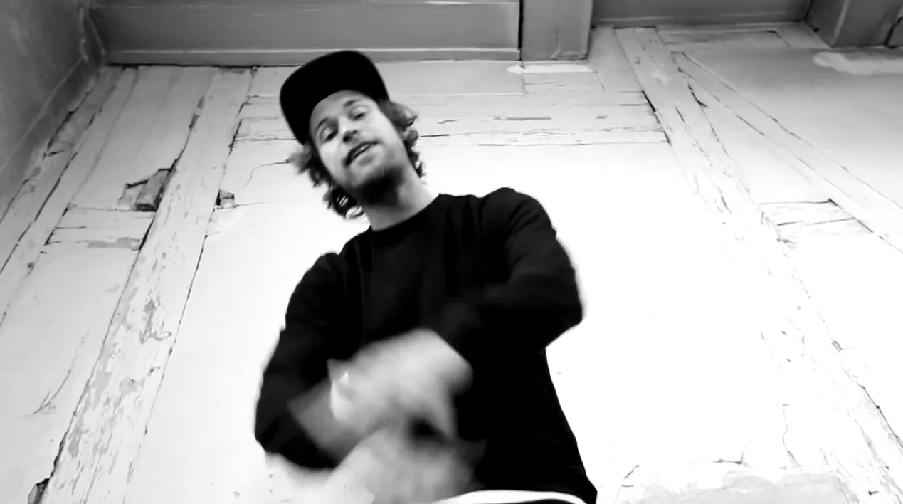 Ny video: Mund de Carlo stikker ordene