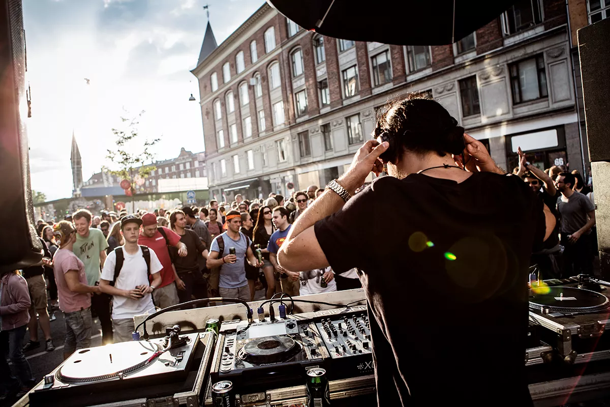 Opråb: Red Distortion i dag!