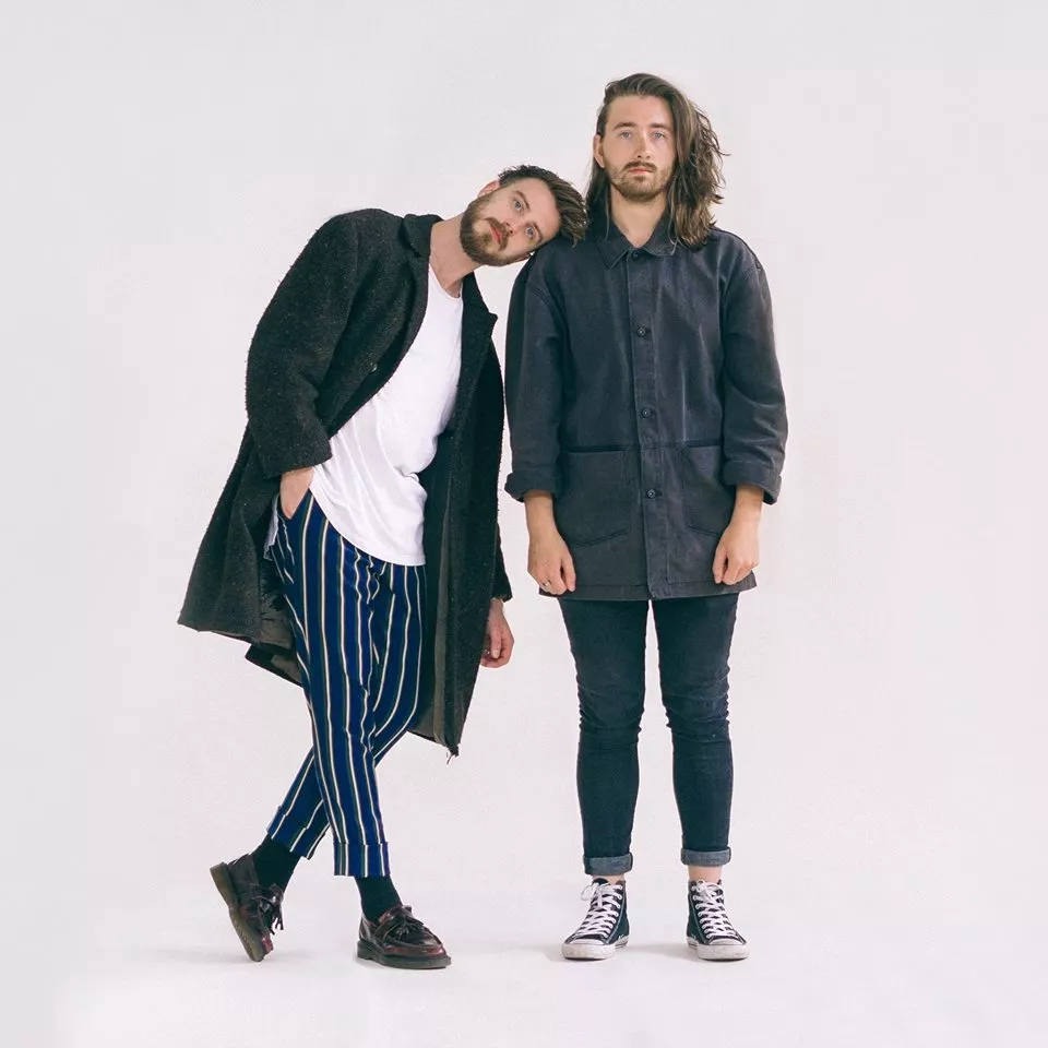 Inga hjärtan utanpå de för stora skjortorna