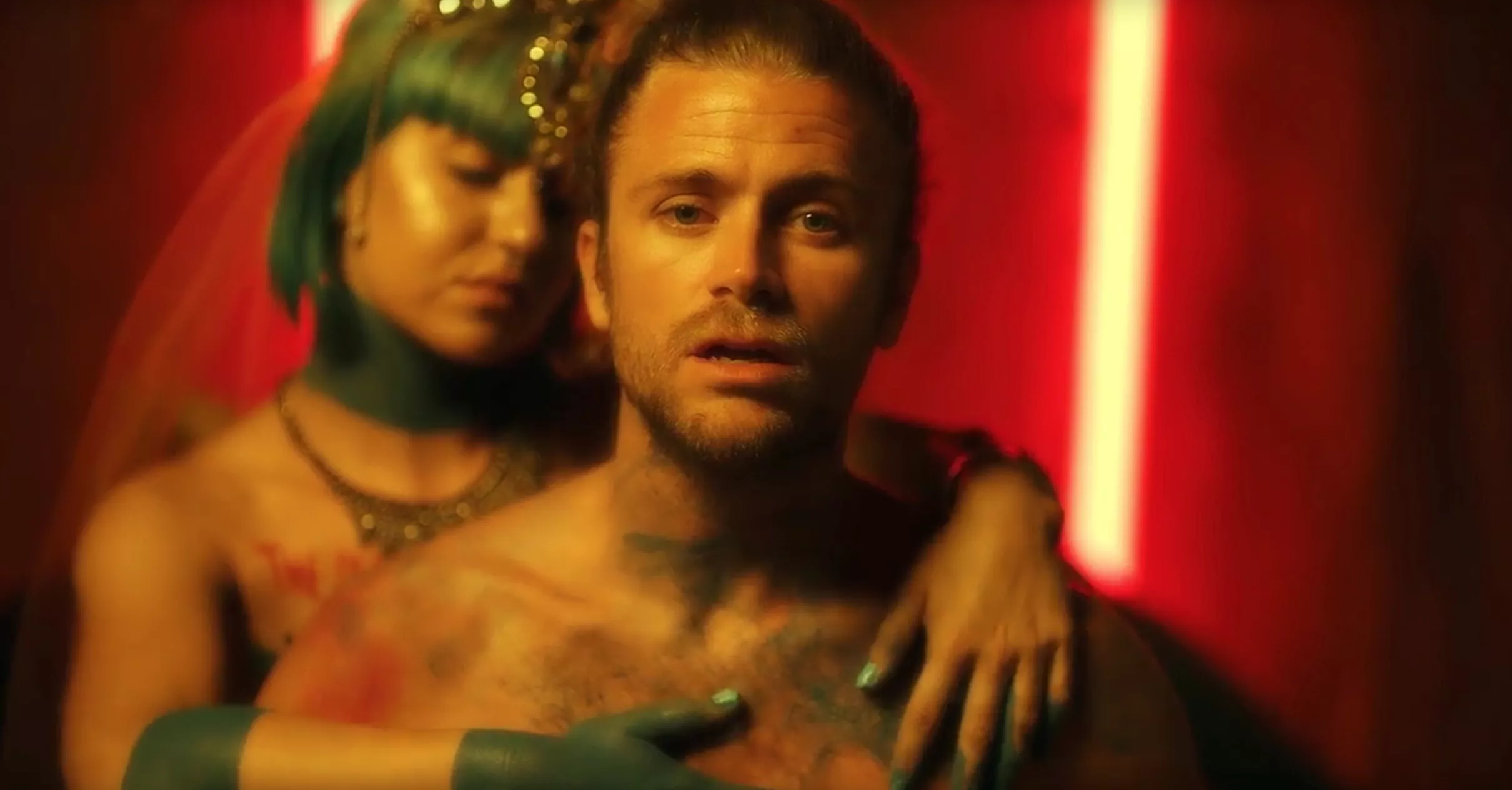 Se pophitmageren Tim Schou som bodypainter i smuk video