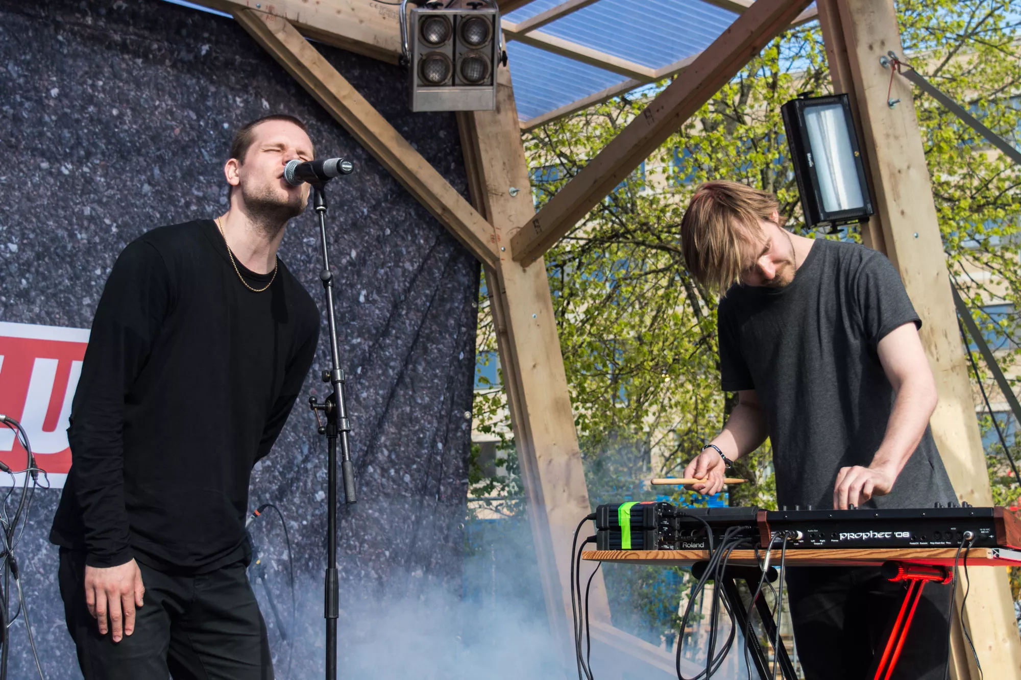 Flot på plade, halvtomt på scenen