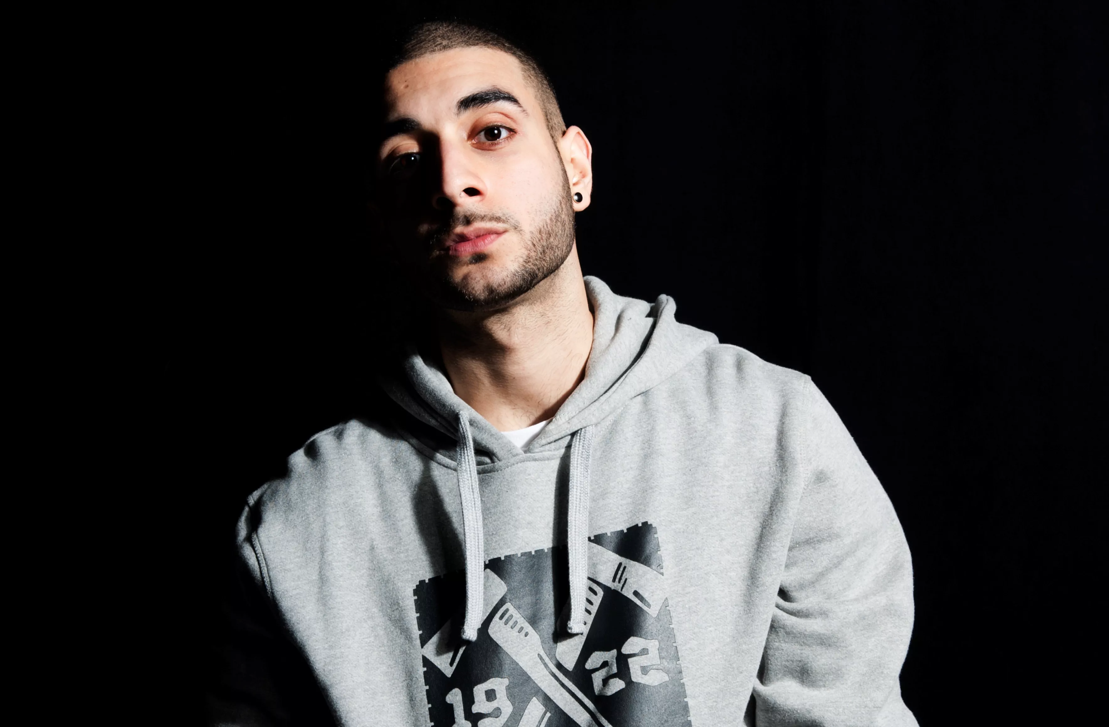 Kaveh lader opp til sin forestående turné med singelslipp