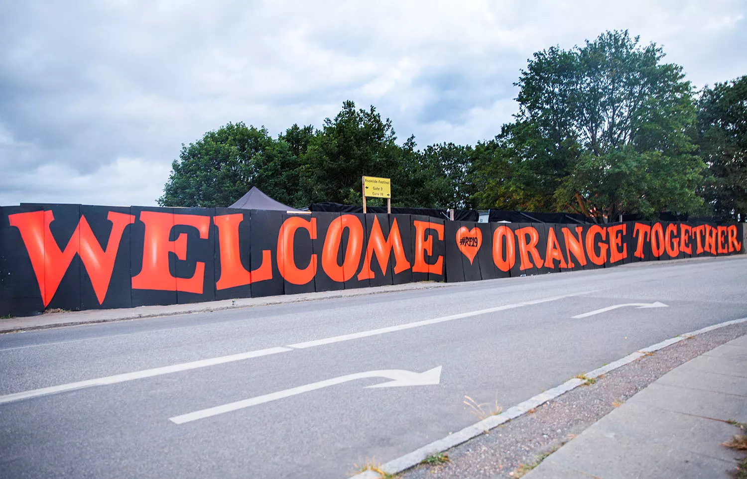 FOTOSERIE: Højt humør på Roskilde i warm up-dagene