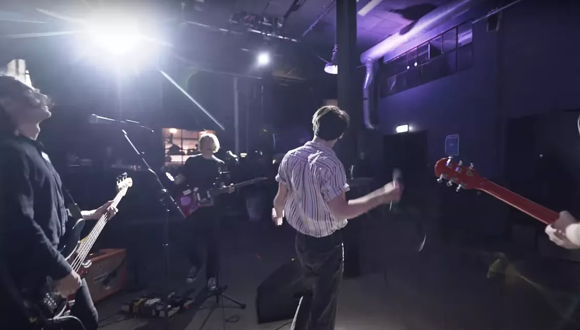 PREMIÄR: Se Honningbarna göra minst sagt unika och intima spelningar