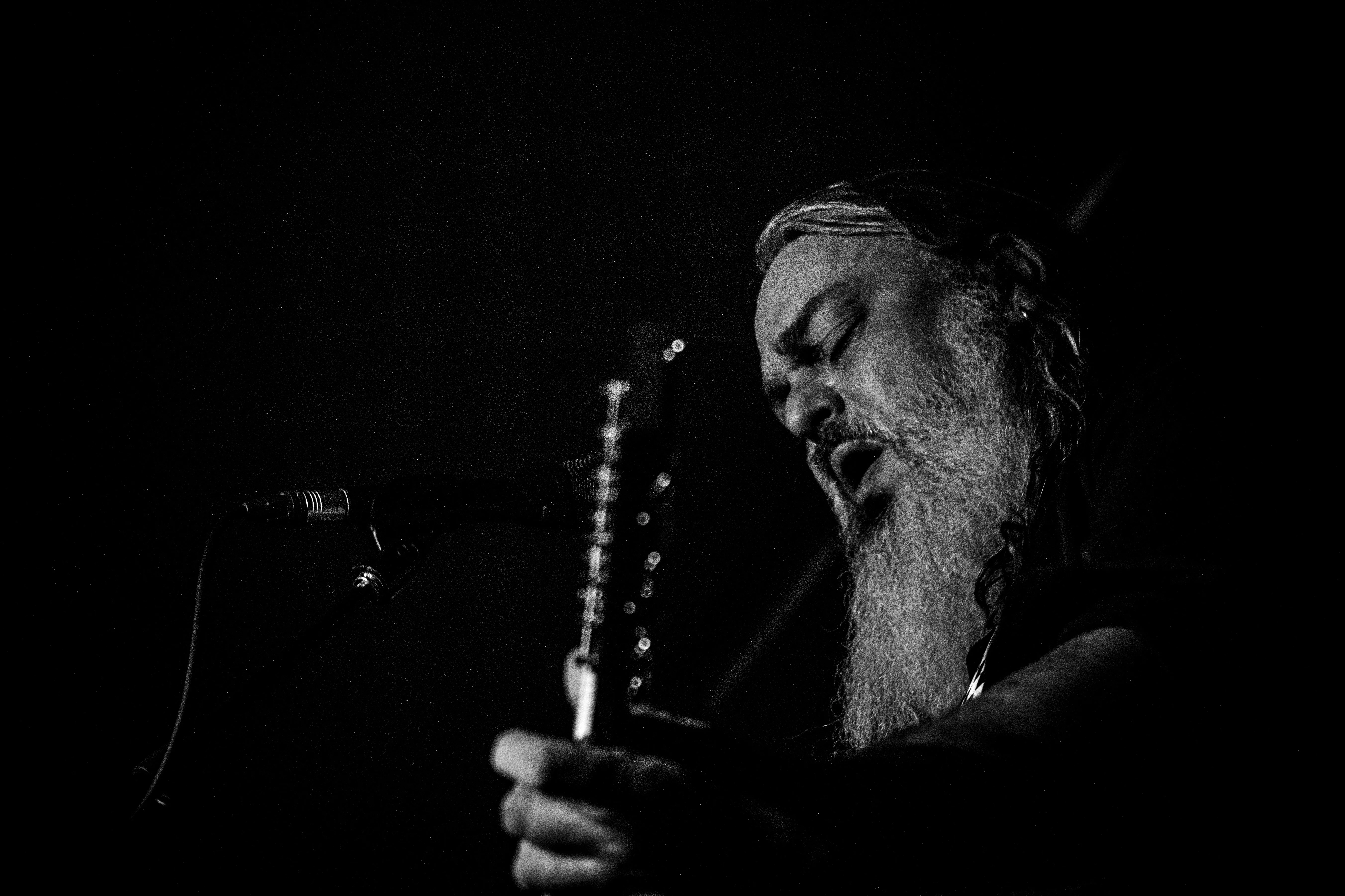 ANMELDELSE: Kortfattet og inderlig spids nøgenhattefar