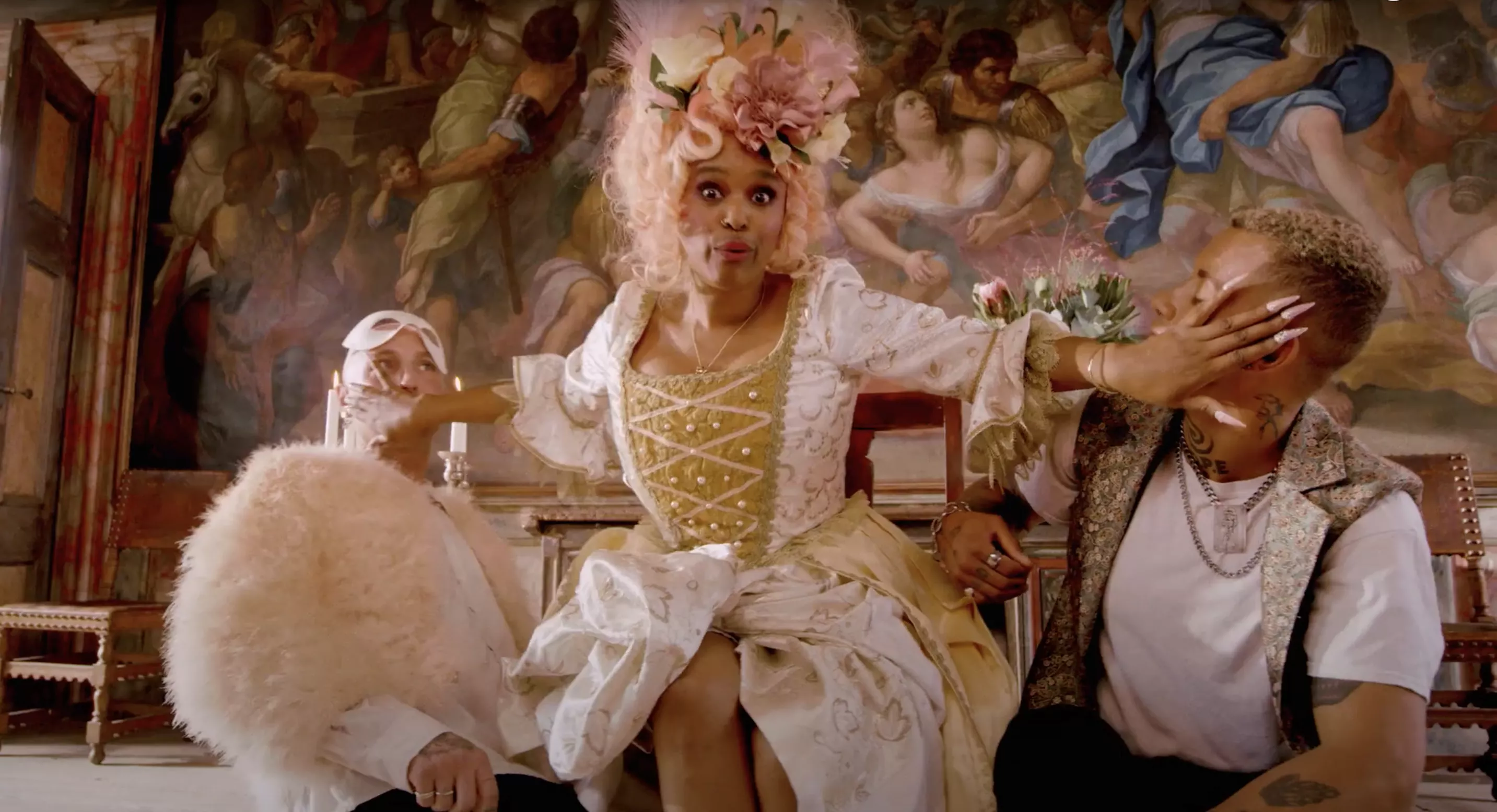 VIDEO: Iris Gold bliver forelsket i sig selv i ny musikvideo