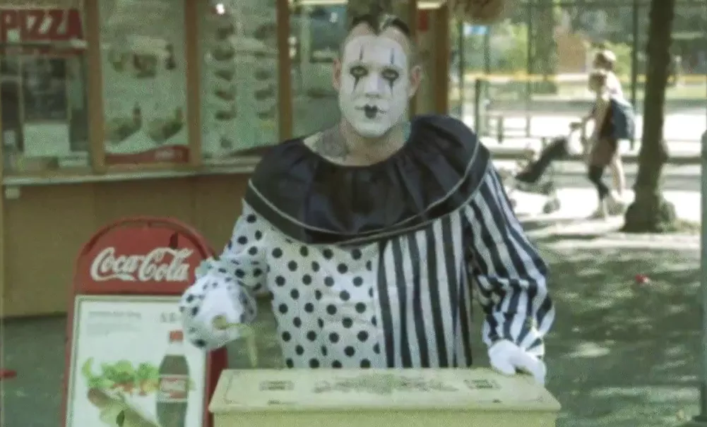 VIDEOPREMIÄR: Henric de la Cour gör stan som clown