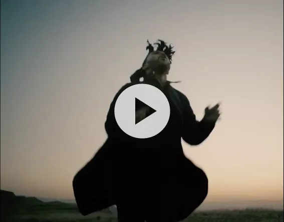 Video: Se The Weeknd begrave sig selv