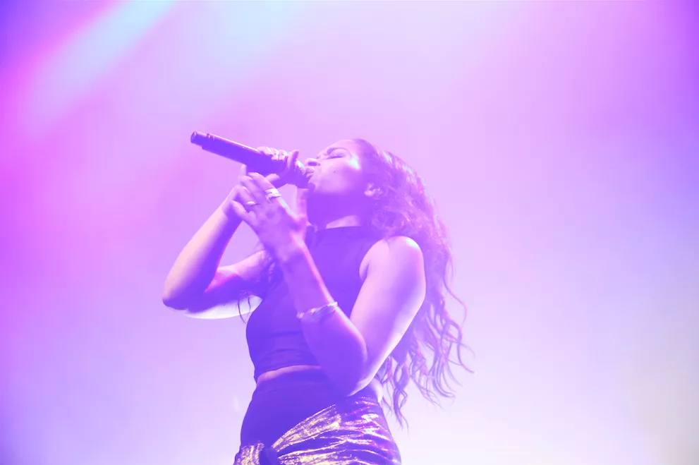 Den smukke stemme druknede i bas