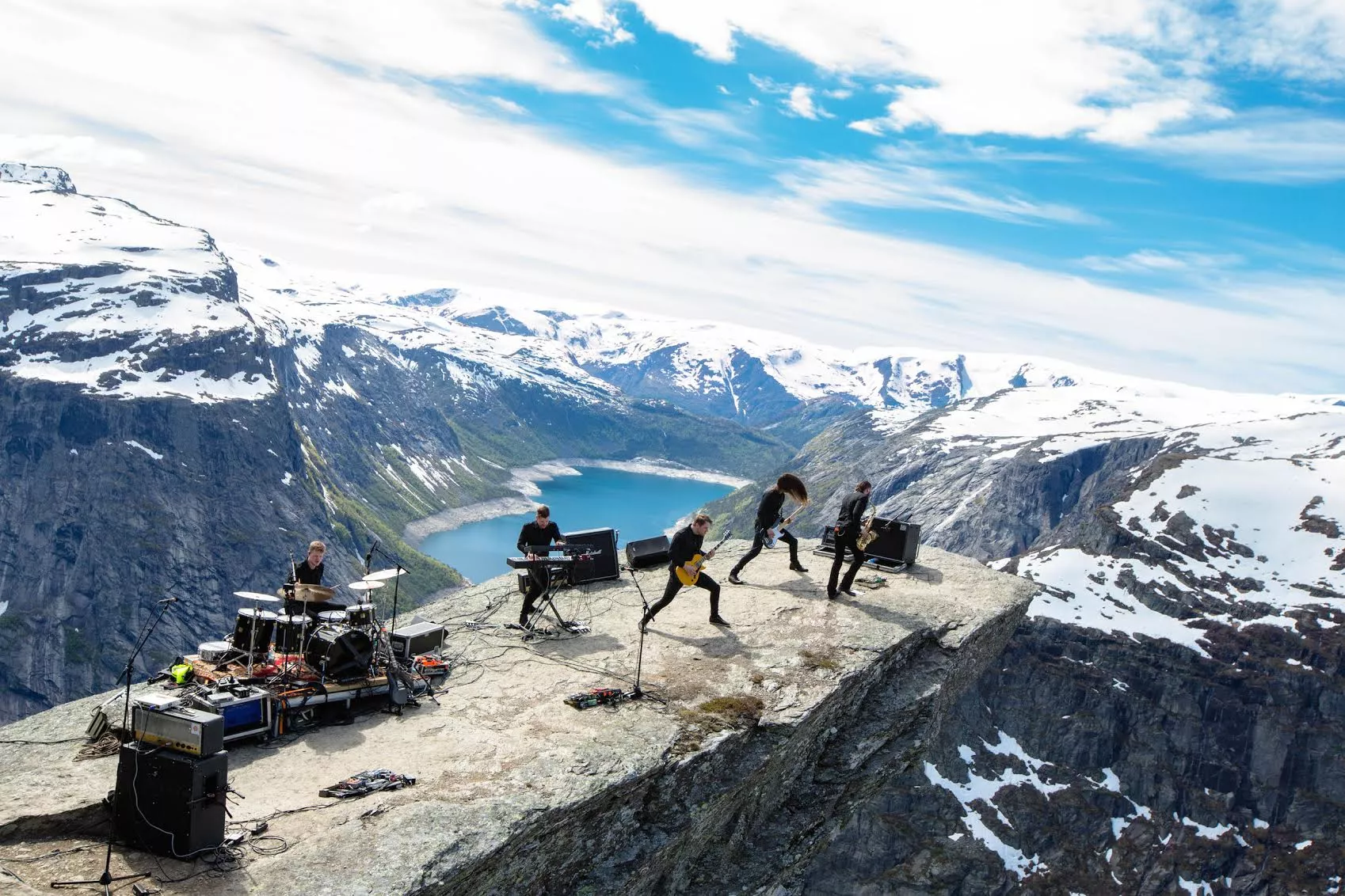 Shining med ny spektakulær musikkvideo filmet på Trolltunga