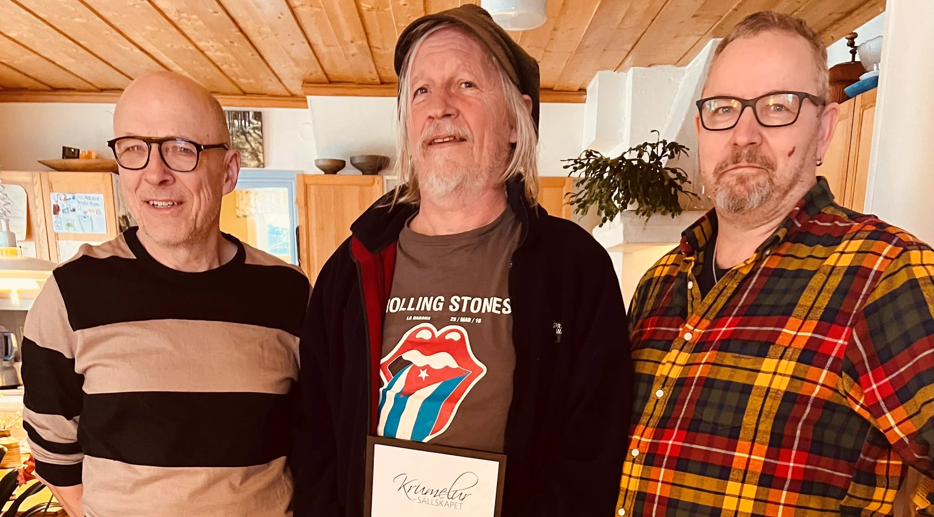 Stefan Sundström tillsammans med Anders Högström (t v), Krumelursällskapets ordförande, och Olof Wigren, Krumelursällskapets oanständige sekreterare. Foto: Monika Sundström.
