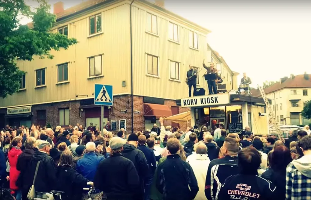 Se Bättre Än Beatles spela "Hey Jude" på korvkiosk