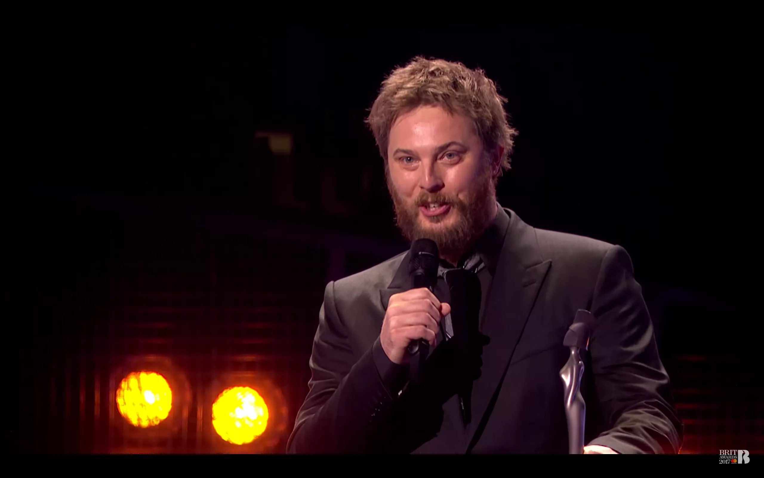 Se David Bowies søn tage imod sin fars Brit Award