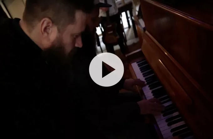 The White Album laver julesang – med bjælder