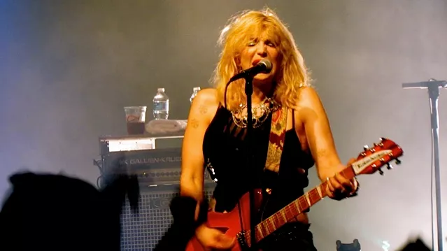 Hör Courtney Love spela gitarr – det låter för jävligt