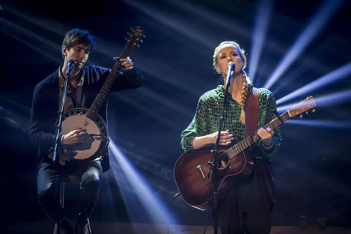 Musikvideo: Tina Dickow og Helgi Jonsson i ekstra tæt samarbejde