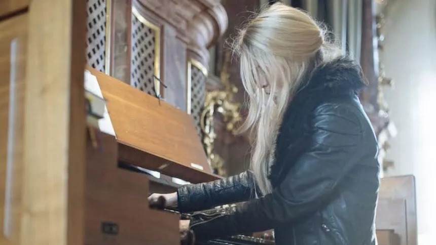 Femstjernede Anna von Hausswolff giver dansk koncert