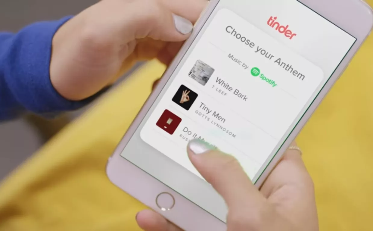 Här är de 10 mest populära lockelse-låtarna på Tinder
