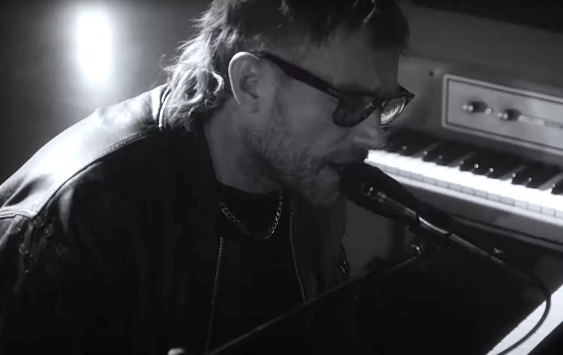 VIDEO: Se og hør Damon Albarn optræde med spritny single