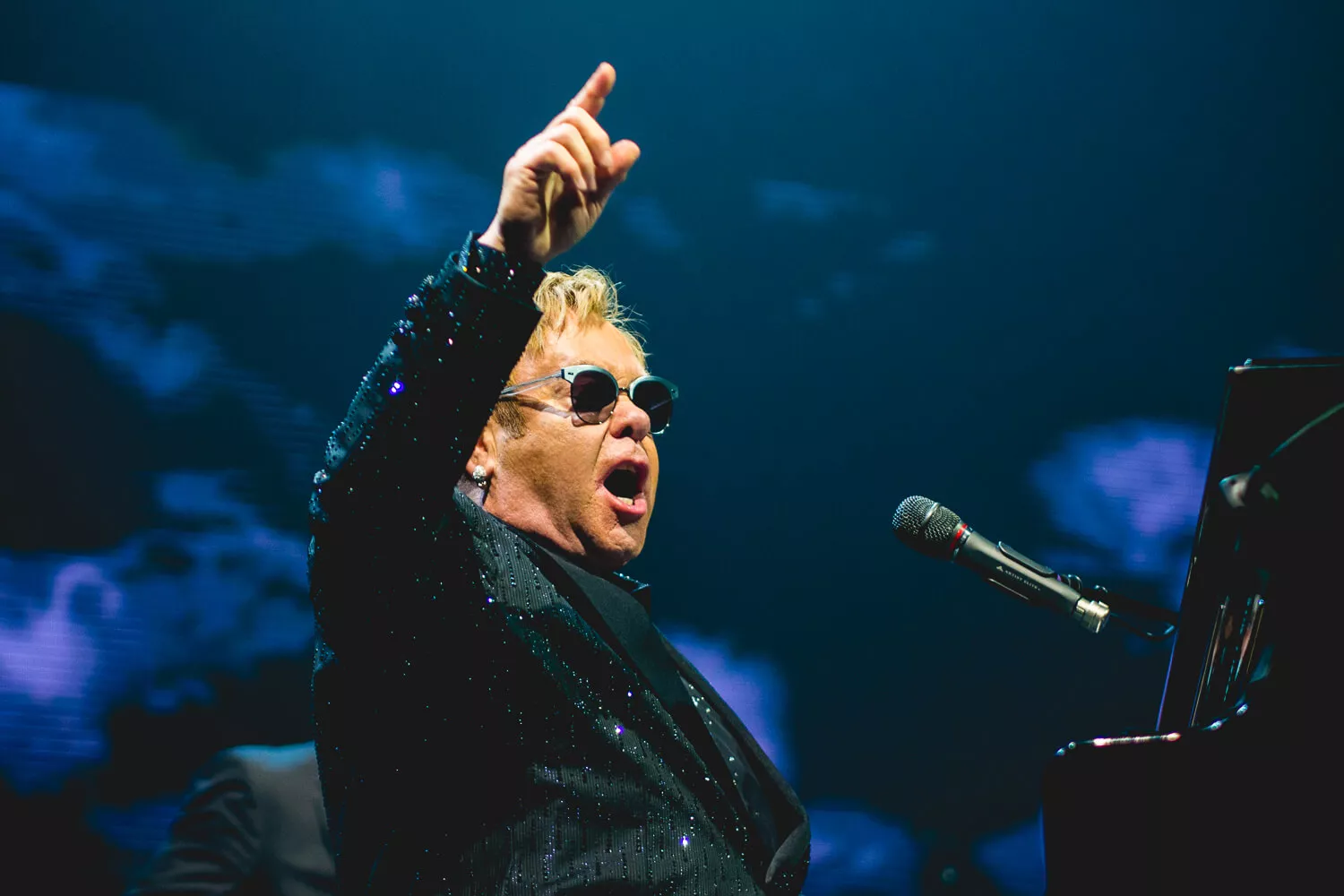 Elton John innlagt på intensiven