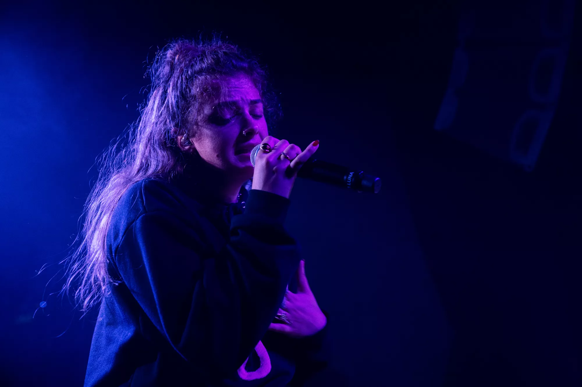 Brandvarm fest, lunken tilstedeværelse