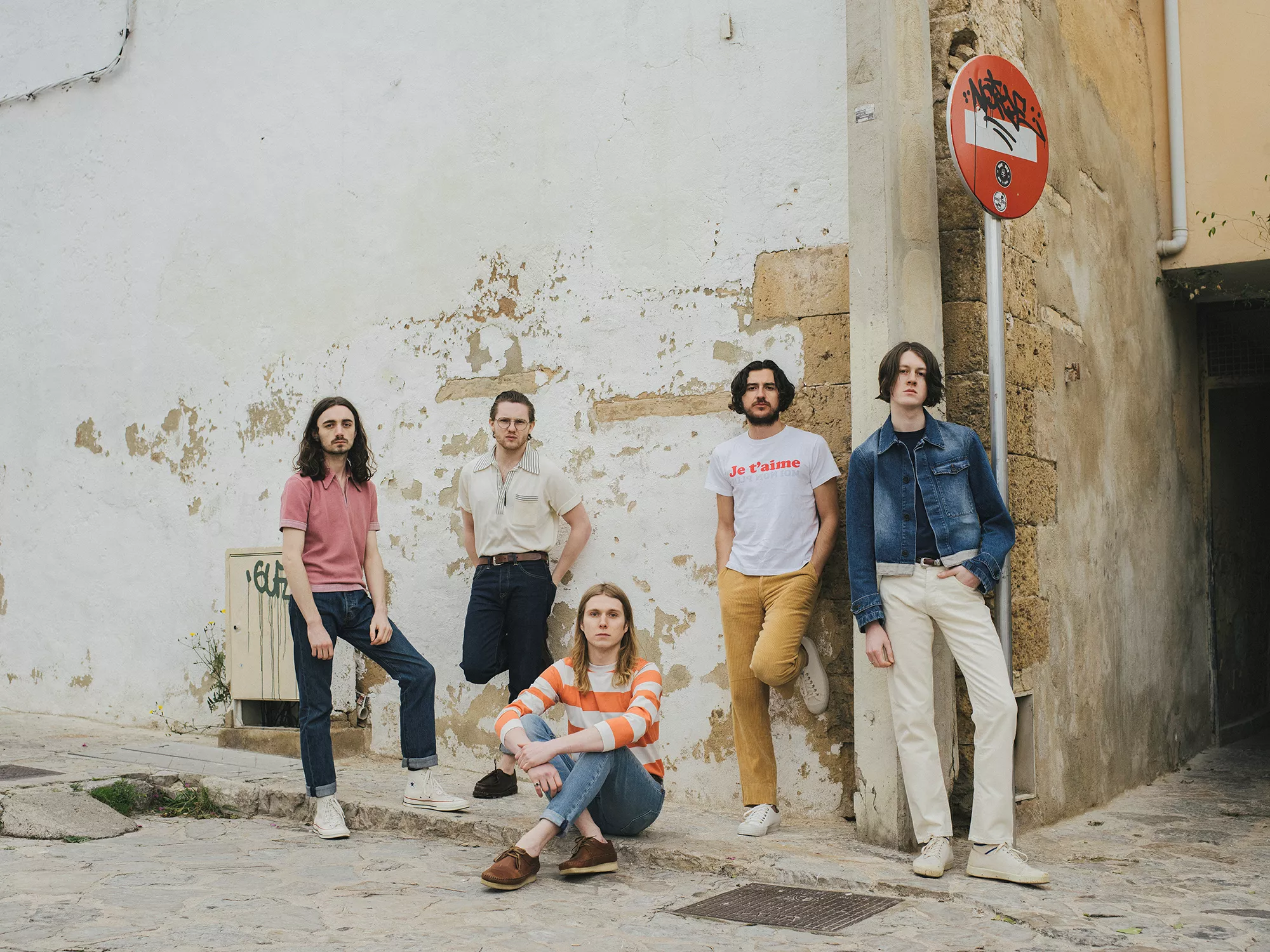 Letbenet britisk indierock med catchy synth