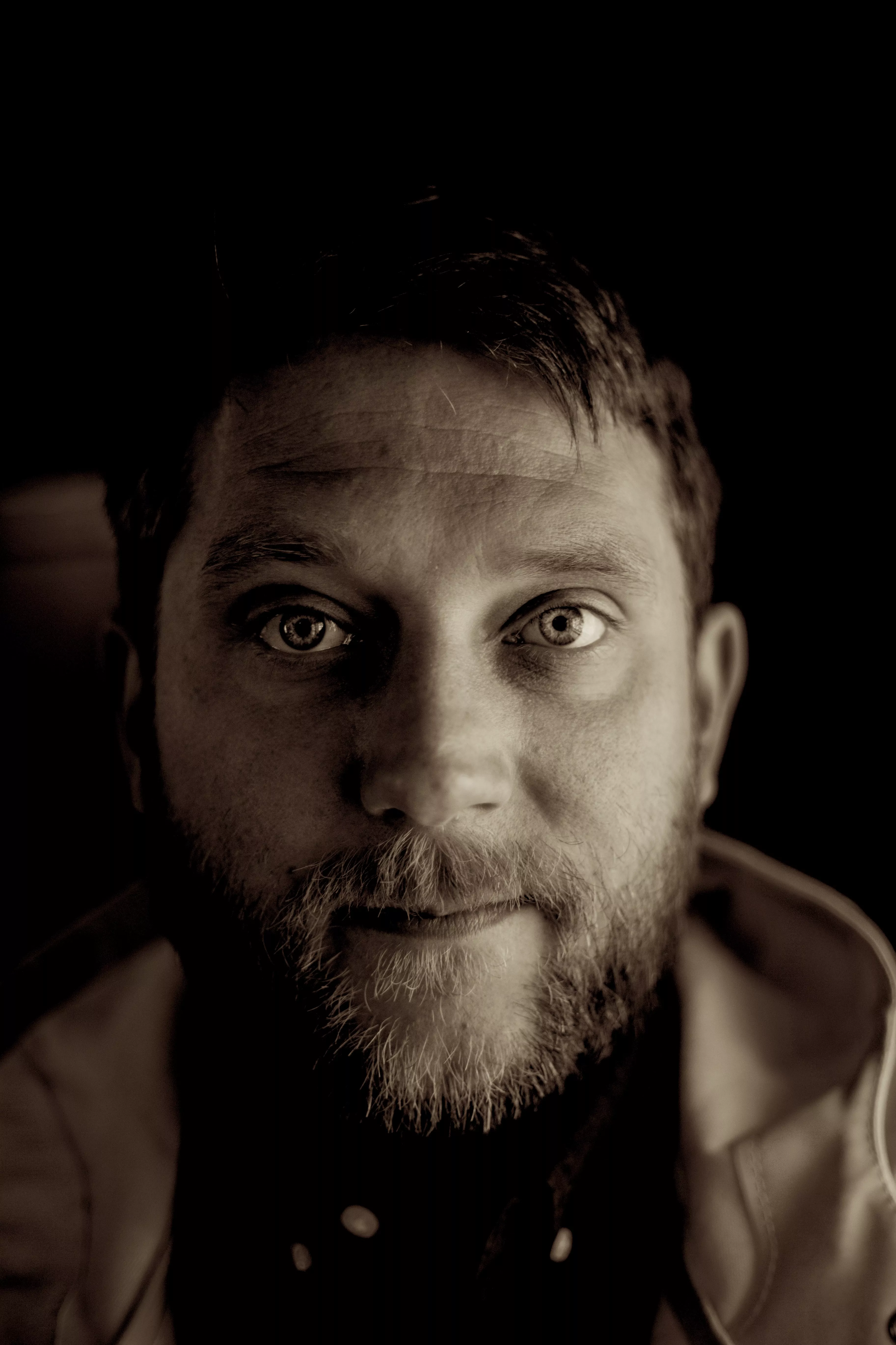 PREMIÄR: Finstämt singer-songwriter-stycke / experimentell utflykt