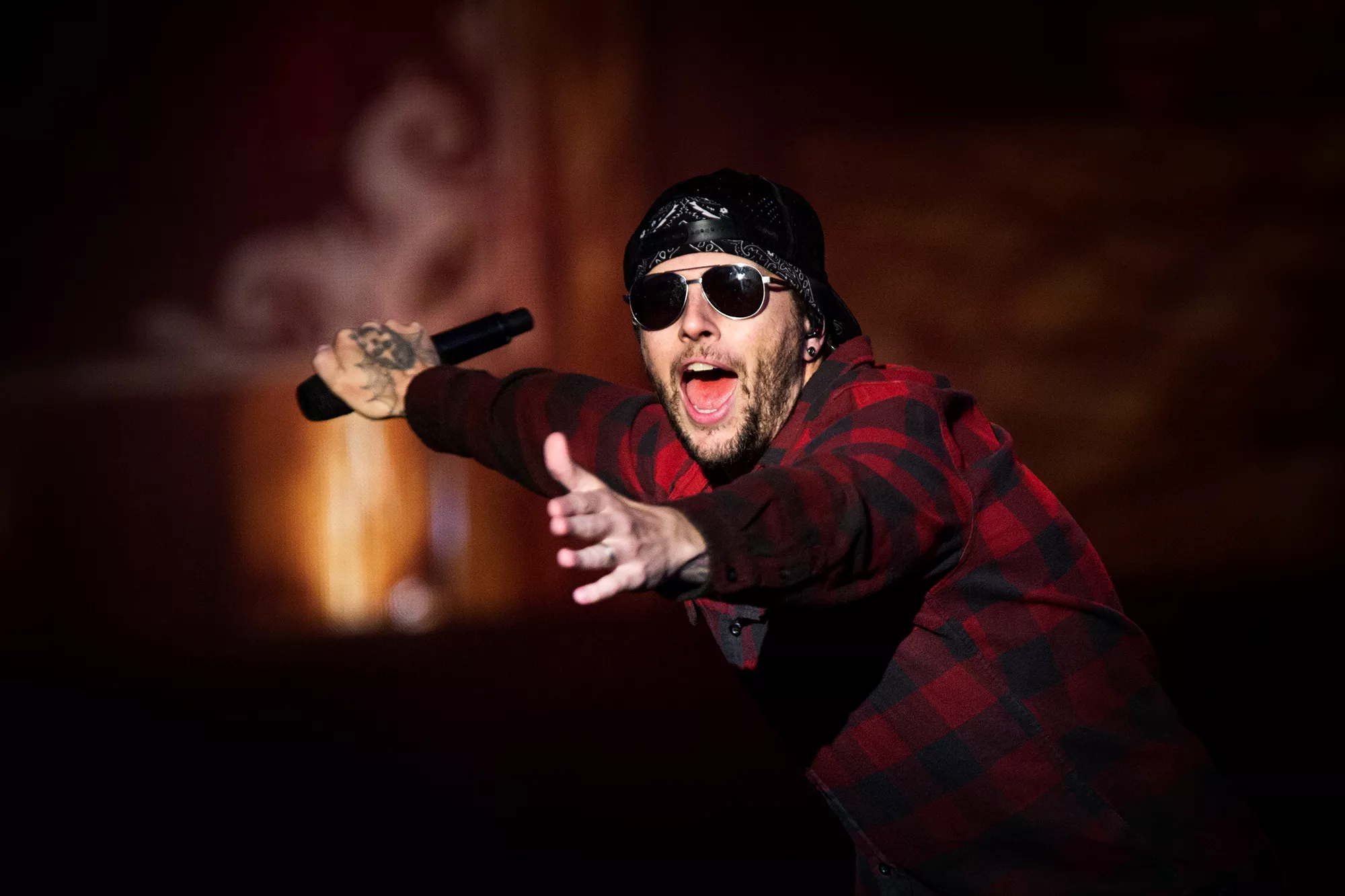 Metaltræt seance pakket ind i ligegyldigt lir