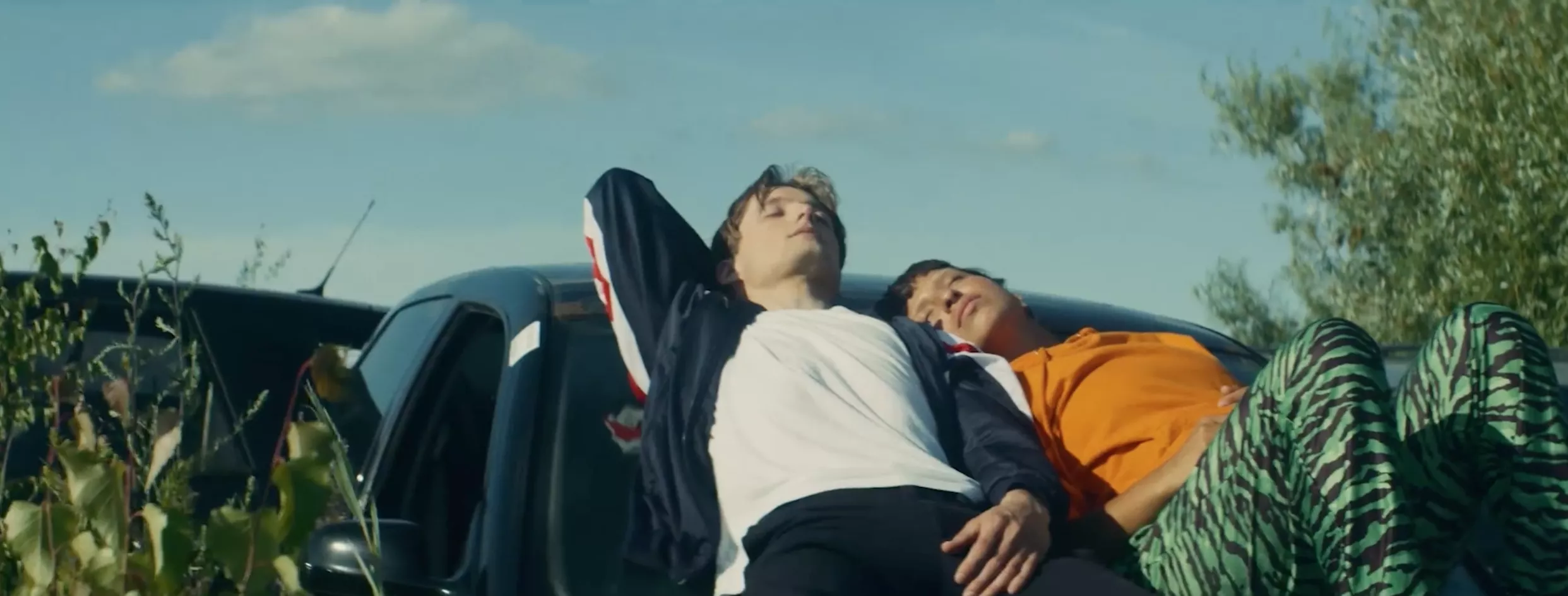 VIDEO: Romantik på bilkirkegården til tonerne af Nicklas Sahl