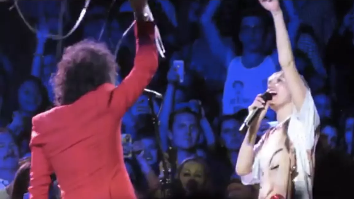 Se Miley Cyrus optræde med The Flaming Lips