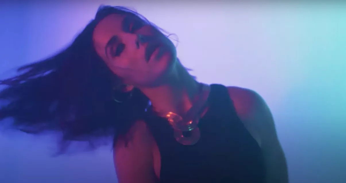 PREMIÄR: Att framhäva det mörka och dramatiska