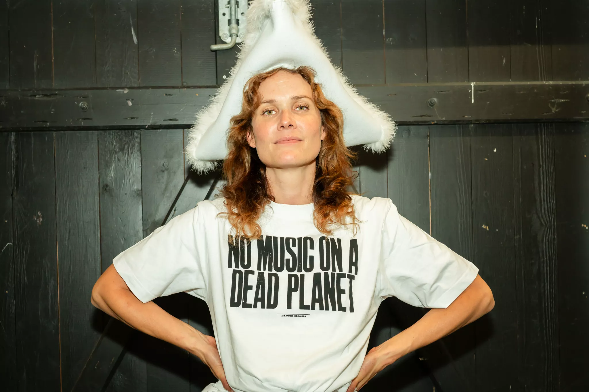 Oh Land (2026) med budskabet "No Music on a Dead Planet" fra Music Declares Emergency Danmark, der står bag projektet.