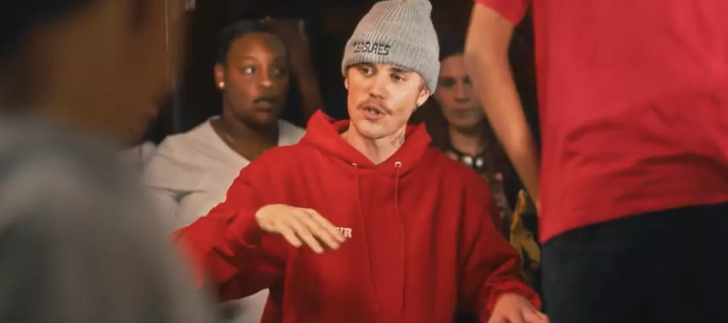 Hjertegribende video: Justin Bieber og Quavo hjælper udsatte kvinder