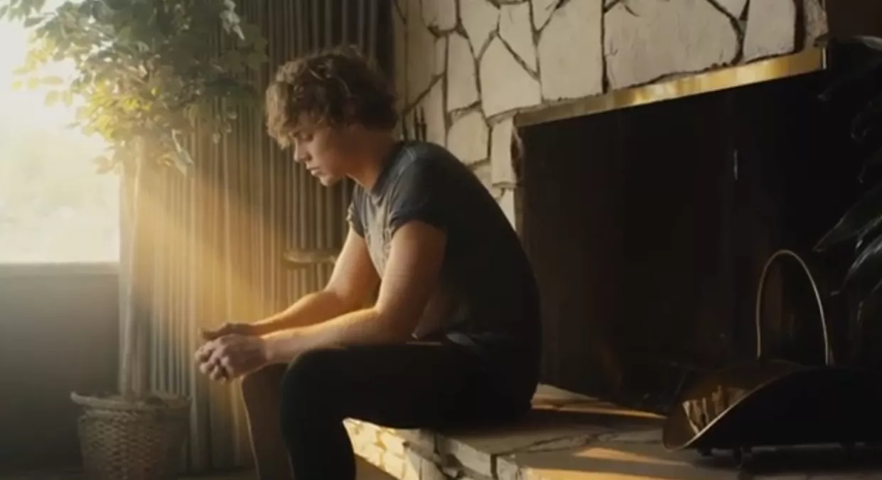 Se 5 Seconds of Summer græde ud i ny video