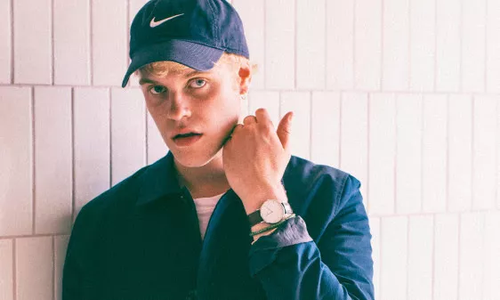 Hjalmer drager igen landet rundt med guitaren under armen