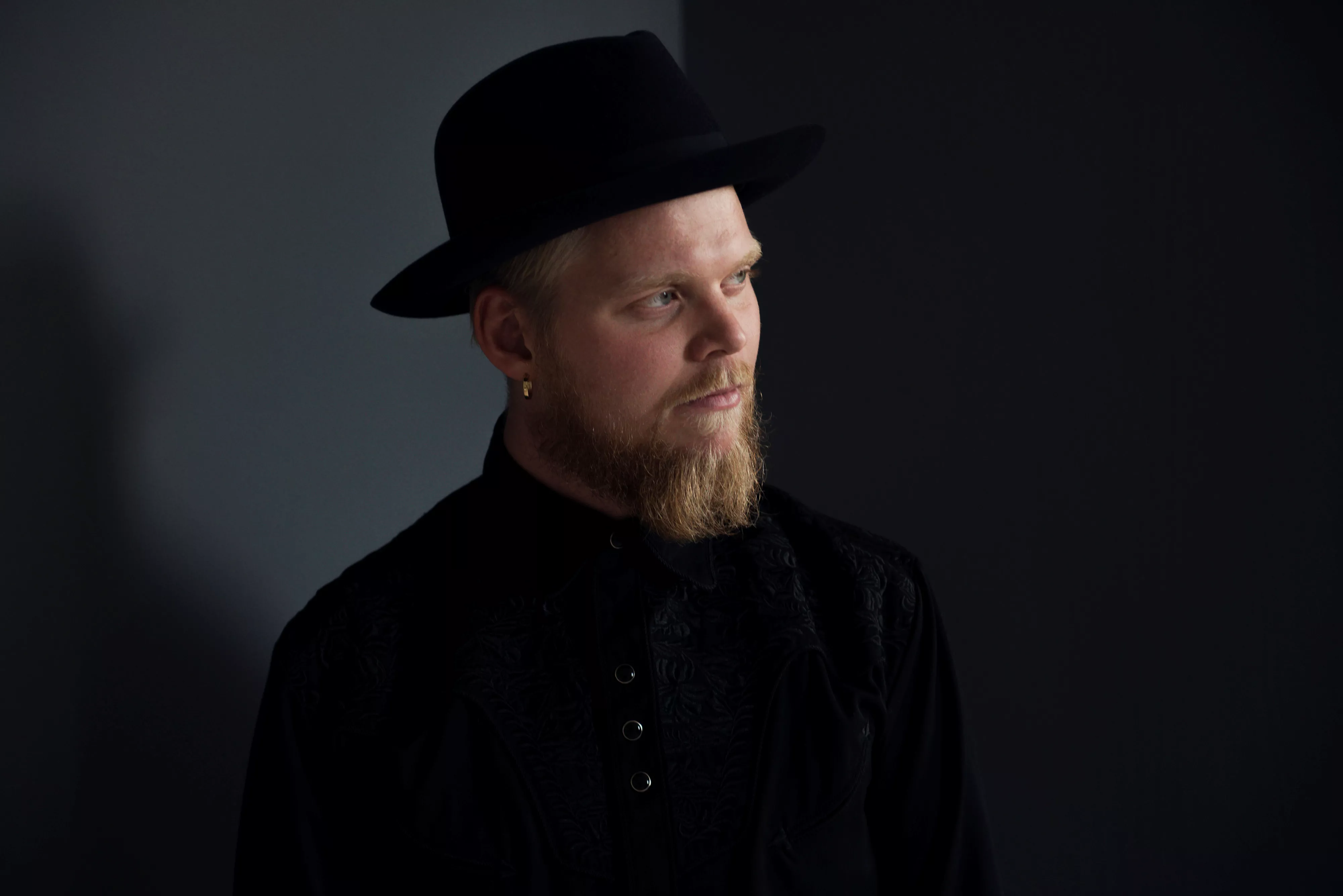 Stort intervju med Borgar Storebråten: Når blues møter Edgar Allan Poe i Hallingdal