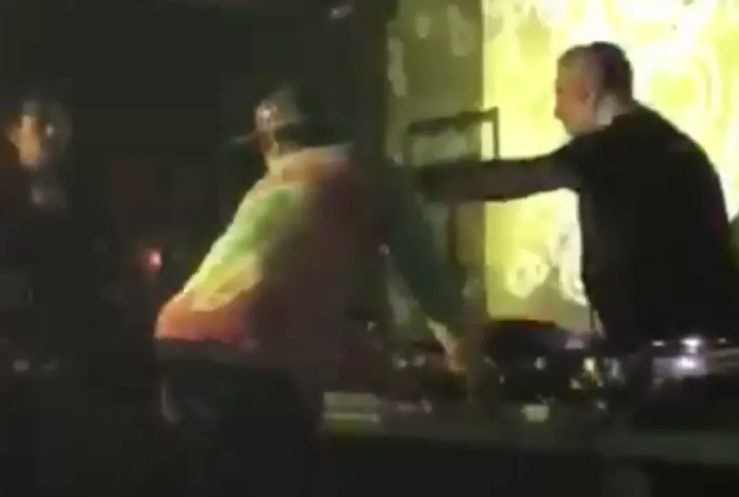 Se fyllo sänka hela DJ-utrustningen i ett brutalt ryck